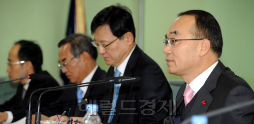 21일 정부과천청사에서 열린 위기관리대책회의에서 박재완 기획재정부장관이 에너지절약과 관련 등 모두발언을 하고 있다<br />정희조 기자 checho@
Finance Minister Bahk Jae-wan (right) speaks at an emergency economic meeting in Seoul on Wednesday.    Chung Hee-cho/The Korea Herald
Finance Minister Bahk Jae-wan (right) speaks at an emergency economic meeting in Seoul on Wednesday.    Chung Hee-cho/The Korea Herald