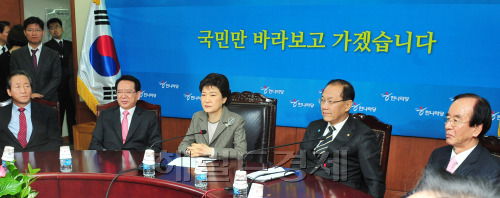 박근혜 한나라당 비상대책위원장이 21일 여의도 당사에서 첫 비대위 중진위원 간담회를 주재하고 있다. 박현구 기자phko@heraldm.com 2011.12.21