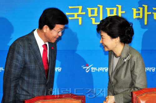 민주통합당 원혜영 공동대표가 21일  한나라당 박근혜 비대위원장을 예방하고 있다. 박현구 기자phko@heraldm.com 2011.12.21
Rep. Won Hye-young (left), co-chairman of the Democratic Unified Party, pays a courtesy call to Rep. Park Geun-hye, who heads the ruling Grand National Party’s emergency leadership council, on Wednesday.  Park Hyun-koo/The Korea Herald