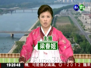 Liang Fang-yu, host of a Taiwanese evening news program, N.K. announcer Ri Chun-hee on Monday. Screen capture