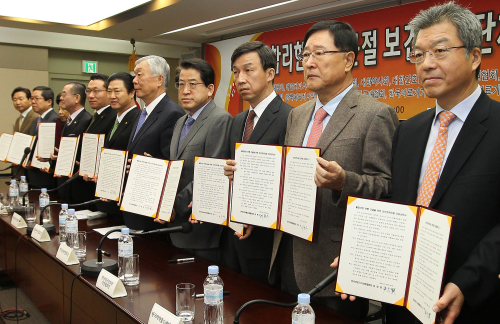 <YONHAP PHOTO-1138> 자정 선언하는 보건의약단체 (서울=연합뉴스) 안정원 기자 = 대한병원협회 성상철(가운데) 회장 등 13개 보건의약단체 회장들이 21일 서울 중구 프레스센터에서 의약품,의료기기 등의 거래나 의약품의 처방과 관련해 리베이트를 받지 않겠다는 자정선언서에 서명한 뒤 기념촬영을 하고 있다. 2011.12.21 jeong@yna.co.kr/2011-12-21 14:34:32/ <저작권자 ⓒ 1980-2011 ㈜연합뉴스. 무단 전재 재배포 금지.>