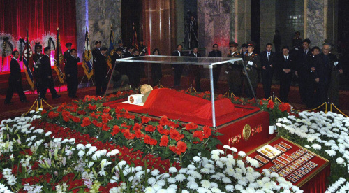 김정일 사망/Son of late North Korean leader leads mourning