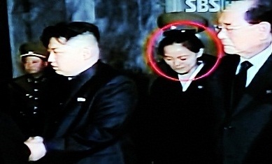 김정일 사망/sbs캡쳐 / 김정일 바로 뒤, 미모의 여인은 누구?