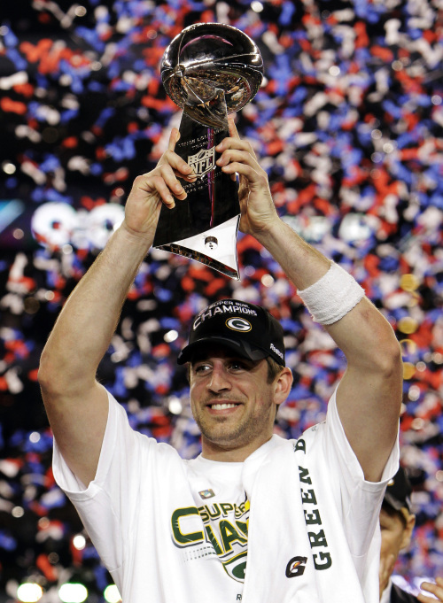 <YONHAP PHOTO-0013> FILE - In this Feb. 6, 2011, file photo, Green Bay Packers quarterback Aaron Rodgers holds the Vince Lombardi Trophy after the Packers' 31-25 win over the Pittsburgh Steelers in the NFL Super Bowl XLV football game in Arlington, Texas. Rodgers is the 2011 Male Athlete of the Year chosen by members of The Associated Press after his MVP performance in the Green Bay Packers' Super Bowl victory in February and his stellar play during the team's long unbeaten run this season. (AP Photo/Mark Humphrey, File)/2011-12-22 01:03:28/ <저작권자 ⓒ 1980-2011 ㈜연합뉴스. 무단 전재 재배포 금지.>
Green Bay Packers quarterback Aaron Rodgers celebrates with the Vince Lombardi Trophy in February.
AP-Yonhap News
