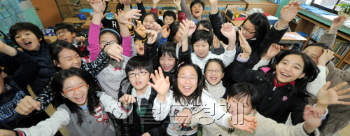 신나는 겨울 방학!!  22일 오전 서울 정동에 덕수초등학교 5학년 2반 학생들이 40여일간 들어가는 겨울방학을 맞아 즐거워하고 있다./안훈기자 rosedale@ 2011.12.22\r\n신나는 겨울 방학!!  22일 오전 서울 정동에 덕수초등학교 5학년 2반 학생들이 40여일간 들어가는 겨울방학을 맞아 즐거워하고 있다./안훈기자 rosedale@ 2011.12.22\r\n전국 초등학교들이 22일 겨울방학에 들어갔다. 이날 오전 서울 정동 덕수초등학교 학생들이 40여일 동안의 겨울방학을 맞아 즐거워하고 있다.  안훈 기자/rosedale@heraldm.com