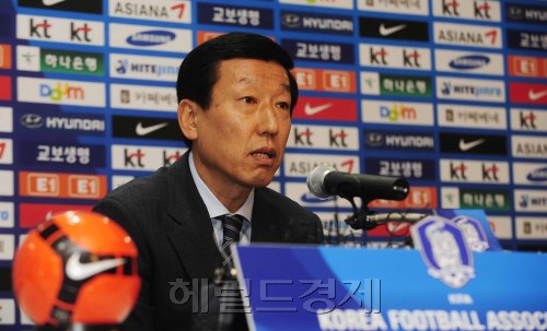 대한축구협회가  최강희 전북 감독을 월드컵 대표팀 사령탑으로 선임해 논란이 일고  있는 가운데 최강희 감독이 22일 오전 서울 신문로 대한축구협회에서 기자회견을 가지고 있다. 박해묵 기자/mook@heraldm.com\r\n대한축구협회가  최강희 전북 감독을 월드컵 대표팀 사령탑으로 선임해 논란이 일고  있는 가운데 최강희 감독이 22일 오전 서울 신문로 대한축구협회에서 기자회견을 가지고 있다. 박해묵 기자/mook@heraldm.com\r\n대한축구협회가  최강희 전북 감독을 월드컵 대표팀 사령탑으로 선임해 논란이 일고  있는 가운데 최강희 감독이 22일 오전 서울 신문로 대한축구협회에서 기자회견을 가지고 있다. 박해묵 기자/mook@heraldm.com
