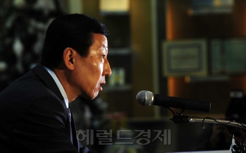 대한축구협회가  최강희 전북 감독을 월드컵 대표팀 사령탑으로 선임해 논란이 일고  있는 가운데 최강희 감독이 22일 오전 서울 신문로 대한축구협회에서 기자회견을 가지고 있다. 박해묵 기자/mook@heraldm.com\r\n대한축구협회가  최강희 전북 감독을 월드컵 대표팀 사령탑으로 선임해 논란이 일고  있는 가운데 최강희 감독이 22일 오전 서울 신문로 대한축구협회에서 기자회견을 가지고 있다. 박해묵 기자/mook@heraldm.com\r\n대한축구협회가  최강희 전북 감독을 월드컵 대표팀 사령탑으로 선임해 논란이 일고  있는 가운데 최강희 감독이 22일 오전 서울 신문로 대한축구협회에서 기자회견을 가지고 있다. 박해묵 기자/mook@heraldm.com