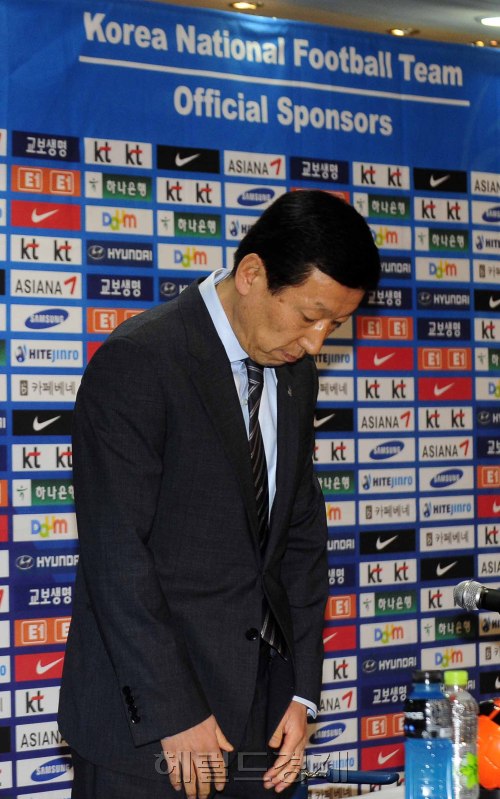 대한축구협회가  최강희 전북 감독을 월드컵 대표팀 사령탑으로 선임해 논란이 일고  있는 가운데 최강희 감독이 22일 오전 서울 신문로 대한축구협회에서 기자회견을 가지고 있다. 박해묵 기자/mook@heraldm.com\r\n대한축구협회가  최강희 전북 감독을 월드컵 대표팀 사령탑으로 선임해 논란이 일고  있는 가운데 최강희 감독이 22일 오전 서울 신문로 대한축구협회에서 기자회견을 가지고 있다. 박해묵 기자/mook@heraldm.com\r\n대한축구협회가  최강희 전북 감독을 월드컵 대표팀 사령탑으로 선임해 논란이 일고  있는 가운데 최강희 감독이 22일 오전 서울 신문로 대한축구협회에서 기자회견을 가지고 있다. 박해묵 기자/mook@heraldm.com