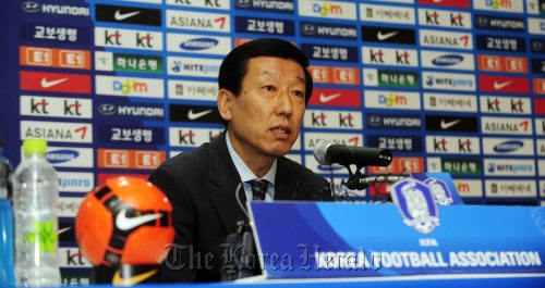 대한축구협회가  최강희 전북 감독을 월드컵 대표팀 사령탑으로 선임해 논란이 일고  있는 가운데 최강희 감독이 22일 오전 서울 신문로 대한축구협회에서 기자회견을 가지고 있다. 박해묵 기자/mook@heraldm.com
Choi Kang-hee speaks during a press conference at the KFA’s office in Seoul on Thursday.  Park Hae-mook/The Korea Herald