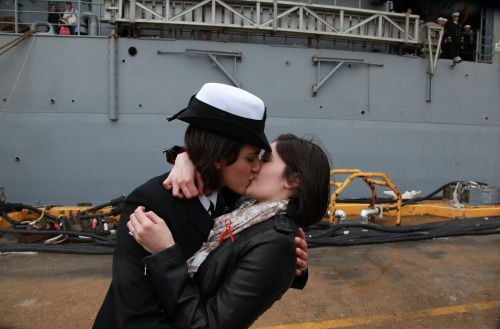 <YONHAP PHOTO-0129> Petty Officer 2nd Class Marissa Gaeta, left, kisses her girlfriend of two years, Petty Officer 3rd Class Citlalic Snell at Joint Expeditionary Base Little Creek in Virginia Beach, Va., Wednesday, Dec. 22, 2011 after Gaeta's ship returned from 80 days at sea. It ?s a time-honored tradition at Navy homecomings - one lucky sailor is chosen to be first off the ship for the long-awaited kiss with a loved one. On Wednesday, for the first time, the happily reunited couple was gay. (AP Photo/The Virginian-Pilot, Brian J. Clark) MAGS OUT/2011-12-22 06:01:39/ <저작권자 ⓒ 1980-2011 ㈜연합뉴스. 무단 전재 재배포 금지.>\r\n<YONHAP PHOTO-0129> Petty Officer 2nd Class Marissa Gaeta, left, kisses her girlfriend of two years, Petty Officer 3rd Class Citlalic Snell at Joint Expeditionary Base Little Creek in Virginia Beach, Va., Wednesday, Dec. 22, 2011 after Gaeta's ship returned from 80 days at sea. It ?s a time-honored tradition at Navy homecomings - one lucky sailor is chosen to be first off the ship for the long-awaited kiss with a loved one. On Wednesday, for the first time, the happily reunited couple was gay. (AP Photo/The Virginian-Pilot, Brian J. Clark) MAGS OUT/2011-12-22 06:01:39/ <저작권자 ⓒ 1980-2011 ㈜연합뉴스. 무단 전재 재배포 금지.>