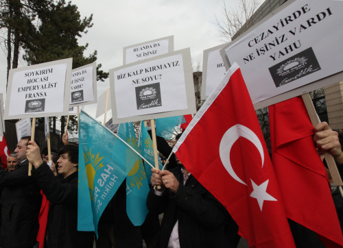 <YONHAP PHOTO-1943> Members of a pro-Islamic party shout slogans against France and French President Nicolas Sarkozy outside the French Embassy in Ankara, Turkey, Wednesday, Dec. 21, 2011. Union members protest against France, a day before the lower house of the French Parliament debate a proposal that would punish anyone denying that the killings of Armenians by Ottoman Turks more than 90 years ago were a genocide. The banners read: " the expert of genocide imperialist France; what you were looking for in Algeria? "(AP Photo/Burhan Ozbilici)/2011-12-21 23:38:11/ <저작권자 ⓒ 1980-2011 ㈜연합뉴스. 무단 전재 재배포 금지.>
Pro-Islamic party members shout slogans against France outside the French Embassy in Ankara on Wednesday. AP-Yonhap News