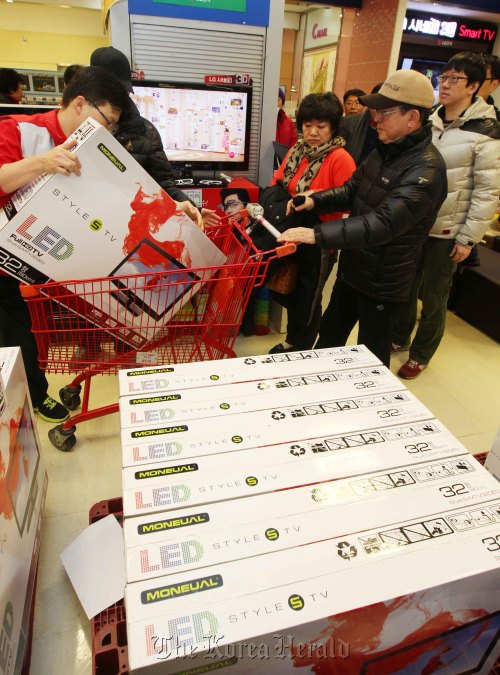 Customers purchase LED TV sets at a Lotte Mart outlet in Youngdeungpo, western Seoul, on Wednesday.  Yonhap News