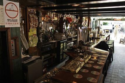 A July 2008 file photo showing a no-smoking sign in an empty bar in central Amsterdam, Netherlands.(AP-Yonhap News)