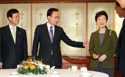 President Lee Myung-bak meets with leaders of the ruling and opposition parties over the death of North Korean leader Kim Jong-il at
Cheong Wa Dae on Thursday. From left are Rep. Won Hye-young, co-head of the main opposition Democratic Unified Party; Lee; Rep. Park Geun-hye, interim leader of the ruling Grand National Party. (Yonhap News)