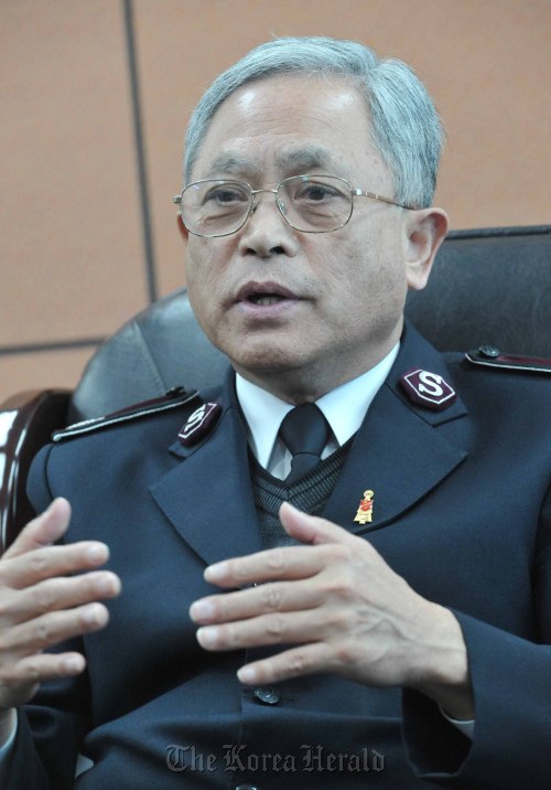 구세군 한국사령관 부장 박만희.<br />정희조 기자/checho@heraldm.com 111215
Park Man-hee, commissioner for the Salvation Army Korea Territory
Chung Hee-cho/The Korea Herald