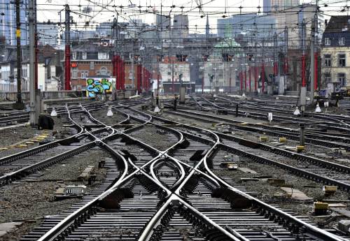 <YONHAP PHOTO-1649> A picture taken on December 22, 2011 of a train in a quite deserted Gare du Midi railway station in Brussels. Belgium's public sector workers went on strike Thursday to protest a pension reform plan as the latest anti-austerity movement to grip Europe shut down transport links across the kingdom. The strike halted rail traffic, including Thalys services to France, Germany and the Netherlands, and the Eurostar link to Britain. AFP PHOTO / GEORGES GOBET /2011-12-22 20:44:29/ <저작권자 ⓒ 1980-2011 ㈜연합뉴스. 무단 전재 재배포 금지.>\r\n<YONHAP PHOTO-1649> A picture taken on December 22, 2011 of a train in a quite deserted Gare du Midi railway station in Brussels. Belgium's public sector workers went on strike Thursday to protest a pension reform plan as the latest anti-austerity movement to grip Europe shut down transport links across the kingdom. The strike halted rail traffic, including Thalys services to France, Germany and the Netherlands, and the Eurostar link to Britain. AFP PHOTO / GEORGES GOBET /2011-12-22 20:44:29/ <저작권자 ⓒ 1980-2011 ㈜연합뉴스. 무단 전재 재배포 금지.>
