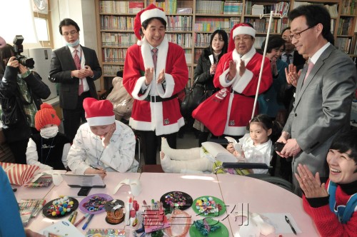 23일 이주호 교육부장관이 세브란스 대학병원을 방문,장기입원중 교육을 필요로는 아동을 위한 스마트러닝 병원학교, 시설과 교육현황을 둘러보고 아동들에게 선물을 전달하고 격려를 하였다.<br />정희조 기자/checho@heraldm.com 111223\r\n23일 이주호 교육부장관이 세브란스 대학병원을 방문,장기입원중 교육을 필요로는 아동을 위한 스마트러닝 병원학교, 시설과 교육현황을 둘러보고 아동들에게 선물을 전달하고 격려를 하였다.\n정희조 기자/checho@heraldm.com 111223\r\n이주호(가운데) 교육과학기술부 장관은 23일 서울 신촌동 세브란스병원을 방문해 장기 입원 중 교육을 필요로는 아동을 위한 스마트러닝 병원학교, 시설과 교육 현황을 둘러봤다. 아이들은 스마트러닝을 할 수 있는 기기를 선물 받았다.  정희조 기자/checho@