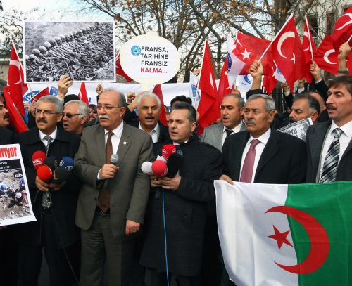 <YONHAP PHOTO-0093> Members of a Turkish union hold Turkish and Algerian flags as they protest against France outside the French Embassy in Ankara, Turkey, Thursday, Dec. 22, 2011. Turkey is recalling its ambassador to France and halting official contact in retaliation for a vote in the French Parliament making it a crime to deny the WWI-era mass killings of Armenians was a genocide. The placard at rear reads: " Look at French history ." (AP Photo/Burhan Ozbilici)/2011-12-23 05:19:16/ <저작권자 ⓒ 1980-2011 ㈜연합뉴스. 무단 전재 재배포 금지.>
Members of a Turkish union hold Turkish and Algerian flags as they protest against France outside the French Embassy in Ankara on Thursday.  AP-Yonhap News