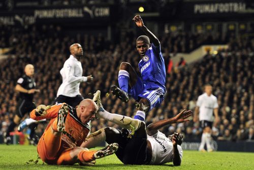 <YONHAP PHOTO-0297> Chelsea's Brazilian midfielder Ramires (top) vies with Tottenham Hotspur's US goalkeeper Brad Friedel (L) and English defender Ledley King (R) during an English Premier League football match against Chelsea at White Hart Lane in London, on December 22, 2011. AFP PHOTO/GLYN KIRK RESTRICTED TO EDITORIAL USE. No use with unauthorized audio, video, data, fixture lists, club/league logos or "live" services. Online in-match use limited to 45 images, no video emulation. No use in betting, games or single club/league/player publications. /2011-12-23 07:40:46/ <저작권자 ⓒ 1980-2011 ㈜연합뉴스. 무단 전재 재배포 금지.>
Chelsea’s midfielder Ramires (top) vies with Tottenham Hotspur’s goalkeeper Brad Friedel (left) and defender Ledley King (right) during an English Premier League football match against Chelsea at White Hart Lane in London on Thursday.  AFP-Yonhap News