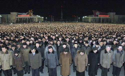 <YONHAP PHOTO-0323> In this Dec. 22, 2011 night photo released by the Korean Central News Agency and distributed in Tokyo by the Korea News Service, North Koreans pay respects to their late leader Kim Jong Il at Kim Il Sung Square in Pyongyang, North Korea. (AP Photo/Korean Central News Agency via Korea News Service) JAPAN OUT UNTIL 14 DAYS AFTER THE DAY OF TRANSMISSION/2011-12-23 08:17:20/ <저작권자 ⓒ 1980-2011 ㈜연합뉴스. 무단 전재 재배포 금지.>
North Koreans pay respects to their late leader Kim Jong-il at Kim Il-sung Square in Pyongyang, North Korea.  AP-Yonhap News