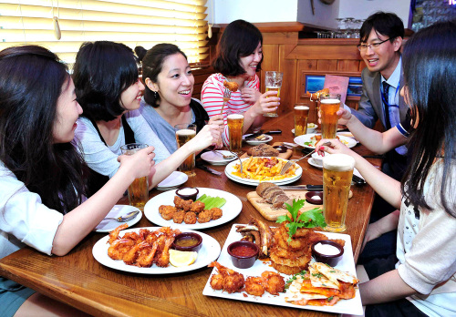 음식점 /아웃백 직장인 회식 / (일욜)불황에도 끄떡없는 패밀리레스토랑? 남성 고객에 답 있었네
