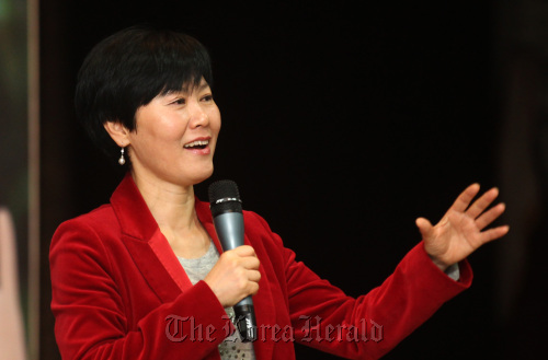 Han Bi-ya, travel writer and advisor to the U.N. Central Emergency Response Fund, speaks during a lecture to police officiers in Seoul on Dec. 14.  Yonhap News