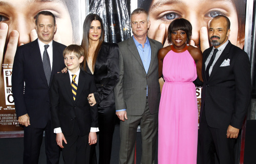 <YONHAP PHOTO-0976> From left, actors Tom Hanks, Thomas Horn, Sandra Bullock, director Stephen Daldry and actors Viola Davis and Jeffrey Wright attend the premiere of "Extremely Loud & Incredibly Close" at the Ziegfeld Theater on Thursday, Dec. 15, 2011, in New York. (AP Photo/Peter Kramer)/2011-12-16 11:39:22/ <저작권자 ⓒ 1980-2011 ㈜연합뉴스. 무단 전재 재배포 금지.>
(From left) Actors Tom Hanks, Thomas Horn, Sandra Bullock, director Stephen Daldry and actors Viola Davis and Jeffrey Wright attend the premiere of ‘Extremely Loud & Incredibly Close’ at the Ziegfeld Theater on Dec. 15.  AP-Yonhap News