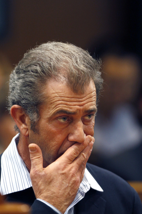 <YONHAP PHOTO-1414> Mel Gibson appears in a courtroom in Los Angeles on March 11, 2011, where Gibson pleaded no contest to a misdemeanor spousal battery charge. He was sentenced to 36 months of probation and ordered to attend 52 weeks of domestic violence counseling. Gibson, 55, was accused of striking then-girlfriend Oksana Grigorieva during a fight in January 2010 at the actors Malibu home. He was charged after a lengthy investigation by authorities. UPI/Mark Boster/Pool/2011-12-14 14:43:15/ <저작권자 ⓒ 1980-2011 ㈜연합뉴스. 무단 전재 재배포 금지.>
Mel Gibson