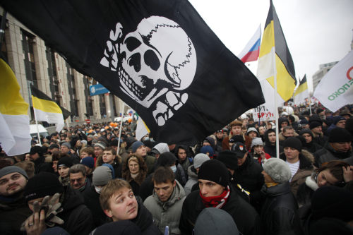 <YONHAP PHOTO-0006> Demonstrators hold Russian opposition flags during a rally protesting against election fraud in Moscow, Saturday, Dec. 24, 2011. Tens of thousands of demonstrators on Saturday cheered opposition leaders and jeered the Kremlin in the biggest show of outrage yet against Prime Minister Vladimir Putin's 12-year rule. (AP Photo/Pavel Golovkin)/2011-12-25 00:12:19/ <저작권자 ⓒ 1980-2011 ㈜연합뉴스. 무단 전재 재배포 금지.>
Demonstrators participate in a rally protesting election fraud in Moscow on Saturday.  AP-Yonhap News