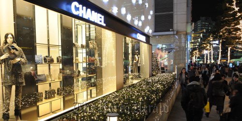 샤넬매장.<br />이상섭 기자. babtong@heraldm.com 2011.12.01
People walk past a Chanel shop in downtown Seoul. Lee Sang-sub/The Korea Herald