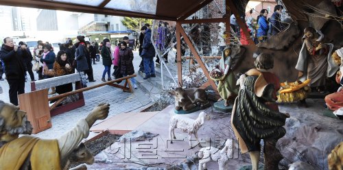성탄절을 맞은 25일 오전 명동성당을 찾은 신도들이 말구유 앞에서 기도를 하고 있다. 박해묵 기자/mook@heraldm.com\r\n성탄절을 맞은 25일 오전 명동성당을 찾은 신도들이 말구유 앞에서 기도를 하고 있다. 박해묵 기자/mook@heraldm.com