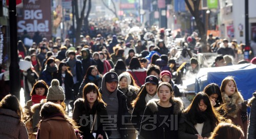 성탄절을 맞은 25일 오전 많은 시민들과 관광객들이 쌀쌀한 날씨에도 불구하고 서울 명동거리를 찾아 성탄절을 즐기고 있다. 박해묵 기자/mook@heraldm.com\r\n성탄절을 맞은 25일 오전 많은 시민들과 관광객들이 쌀쌀한 날씨에도 불구하고 서울 명동거리를 찾아 성탄절을 즐기고 있다. 박해묵 기자/mook@heraldm.com