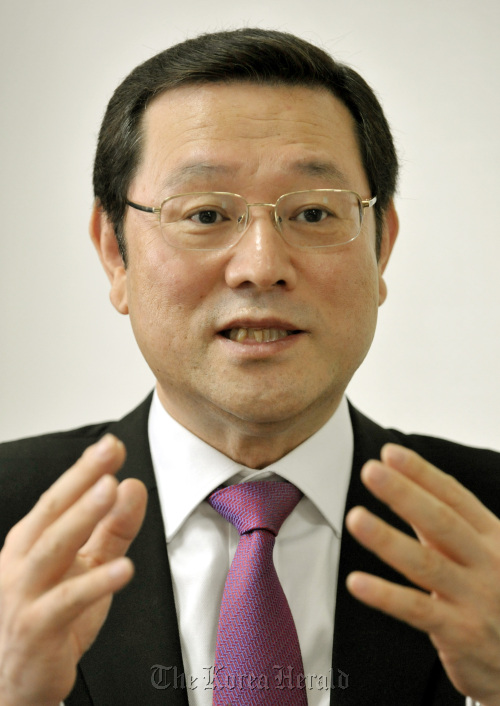 이용섭 민주당 의원.양동출dcyang@heraldm.com/111214/
Rep. Lee Yong-sub of the main opposition Demo­cratic Unified Party speaks during an interview.
Yang Dong-chul/The Korea Herald