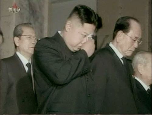 <YONHAP PHOTO-0516> In this image made from KRT television, Kim Jong Un, North Korean leader Kim Jong Il's youngest known son and successor, wipes his eyes with handkerchief as he views his father's body displayed in a glass coffin, not in photo, at Kumsusan Memorial Palace in Pyongyang, North Korea Friday, Dec. 23, 2011. Kim Jong Un, hailed as the "great successor" in state media, visited his father's coffin again Friday. (AP Photo/KRT via APTN) TV OUT, NORTH KOREA OUT/2011-12-24 09:18:46/ <저작권자 ⓒ 1980-2011 ㈜연합뉴스. 무단 전재 재배포 금지.>
Kim Jong-un wipes his eyes as he views the body of his father Kim Jong-il at Kumsusan Memorial Palace in Pyongyang, Friday.  AP-Yonhap News