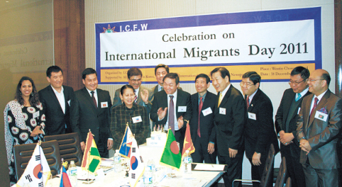 ICFW Chairman Shin Kwang-yul (center) and foreign diplomats celebrate International Migrants Day in Seoul. (Kirsty Taylor)