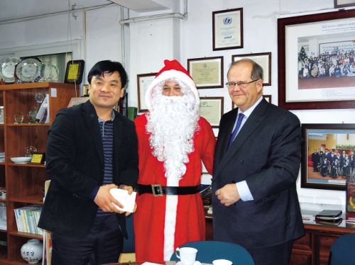 Angel’s Haven secretary general Cho Joon-ho (from left), Santa Claus and Finnish Ambassador to Korea Pekka Wuoristo pose at Angel’s Haven welfare center in Seoul on Wednesday. (Finnish Embassy)