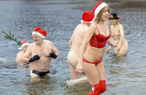 <YONHAP PHOTO-0991> Members of Berlin's swimming club "Berliner Seehunde" (Berlin seals) take a dip in the Orankesee lake during their traditional Christmas ice swimming session in Berlin on December 25, 2011. AFP PHOTO / MAURIZIO GAMBARINI GERMANY OUT /2011-12-25 23:12:25/ <저작권자 ⓒ 1980-2011 ㈜연합뉴스. 무단 전재 재배포 금지.>\r\n<YONHAP PHOTO-0991> Members of Berlin's swimming club "Berliner Seehunde" (Berlin seals) take a dip in the Orankesee lake during their traditional Christmas ice swimming session in Berlin on December 25, 2011. AFP PHOTO / MAURIZIO GAMBARINI GERMANY OUT /2011-12-25 23:12:25/ <저작권자 ⓒ 1980-2011 ㈜연합뉴스. 무단 전재 재배포 금지.>