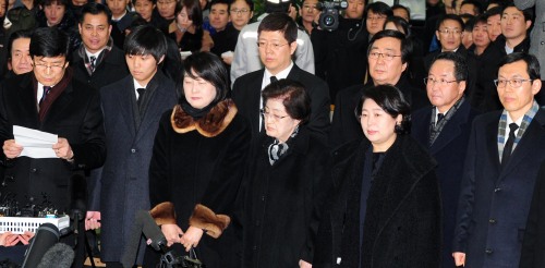 김정일 북한 국방위원장의 조문을 위해 이희호여사와 현정은 회장 등 민간조문단이 26일 오전 경기도 파주시 도라산 남북출입국 사무소를 통해 출경하고 있다.<br />김명섭 기자 msiron@\r\n김정일 북한 국방위원장의 조문을 위해 이희호여사와 현정은 회장 등 민간조문단이 26일 오전 경기도 파주시 도라산 남북출입국 사무소를 통해 출경하고 있다.\r\n김명섭 기자 msiron@\r\n김정일 북한 국방위원장 조문을 위해 평양을 방문하는 이희호 여사(사진 가운데)와 현정은 현대그룹 회장(사진 오른쪽)이 26일 경기도 파주에 있는 도라산 남북출입국 사무소에 도착, 입북 절차를 밟고 있다. 이날 방북한 조문단은 평양에서 하루를 머문 뒤, 개성을 통해 다시 돌아올 예정이다.  김명섭 기자 msiron@