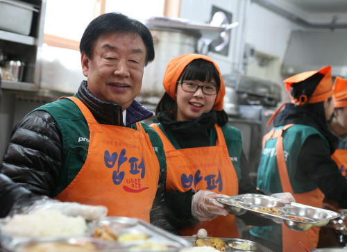 기부/동부화재, 밥퍼봉사활동 사진 / ‘자율적 나눔활동으로 기업시민 책무’  동부