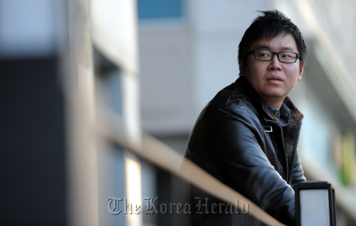 영화감독 박철순 인터뷰./ 안훈기자 rosedale@ 2011.12.23
Director Park Chul-soon prior to an interview with The Korea Herald on Friday.  Ahn Hoon/The Korea Herald
Director Park Chul-soon prior to an interview with The Korea Herald on Friday.  Ahn Hoon/The Korea Herald
