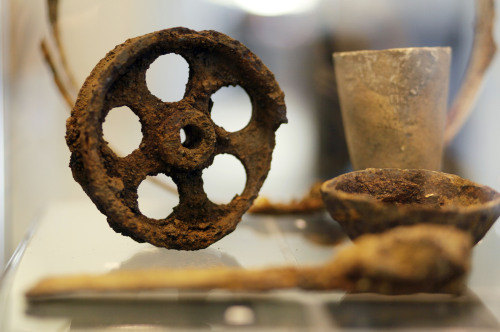 <YONHAP PHOTO-0261> In this photo taken Friday, Dec. 2, 2011, a rope pulley, crucibles and a chisel are shown at an exhibit of artifacts in San Francisco, recently dug up from the Transbay Terminal construction site. Archaeologists working at the site during demolition of the old terminal have unearthed artifacts that help reveal what it must have been like to live in the Irish working-class neighborhood that existed in that part of the South of Market in the mid- to late 1800s. (AP Photo/Eric Risberg)/2011-12-26 06:44:45/ <저작권자 ⓒ 1980-2011 ㈜연합뉴스. 무단 전재 재배포 금지.>
A rope pulley, crucibles and a chisel are shown at an exhibit of artifacts in San Francisco, recently dug up from the Transbay Terminal construction site. Archaeologists working at the site during demolition of the old terminal have unearthed artifacts that help reveal what it must have been like to live in the Irish working-class neighborhood that existed in that part of the South of Market in the mid- to late 1800s.  AP-Yonhap News