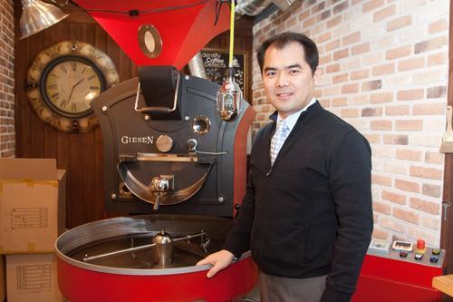 Choi Seong-il at his coffee shop. The coffee expert, barista and judge is teaching how to make coffee at the Seoul Coffee School he founded in 2006.                Yonhap News