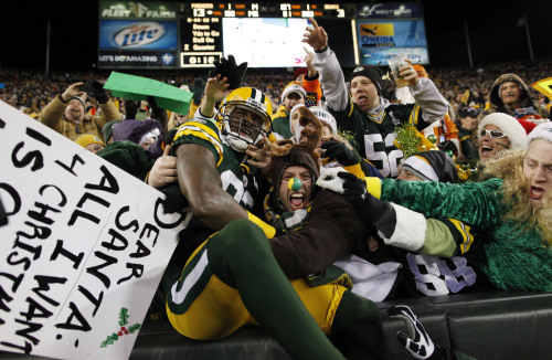<YONHAP PHOTO-0650> Green Bay Packers' James Jones celebrates with fans after catching a touchdown pass during the first half of an NFL football game against the Chicago Bears on Sunday, Dec. 25, 2011, in Green Bay, Wis. (AP Photo/Jeffrey Phelps)/2011-12-26 12:06:11/ <저작권자 ⓒ 1980-2011 ㈜연합뉴스. 무단 전재 재배포 금지.>
Green Bay Packers receiver James Jones celebrates with fans after his touchdown in the first half.  AP-Yonhap News