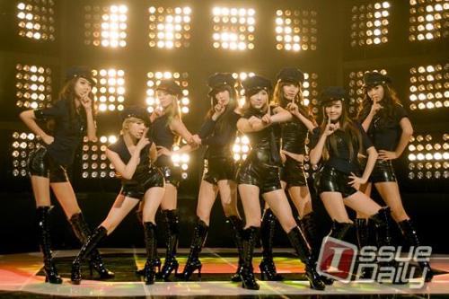 소녀시대, 가수(윤아, 수영, 효연, 유리, 태연, 제시카, 티파니, 써니, 서현)/소녀시대, 전 연령대 1위..3년 연속 ‘올해 최고 가수’