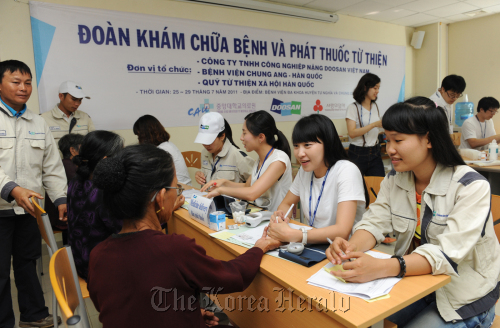 Doosan VINA officials and Chung-Ang University Hospital medical team staff offer medical support to Vietnamese.     Doosan