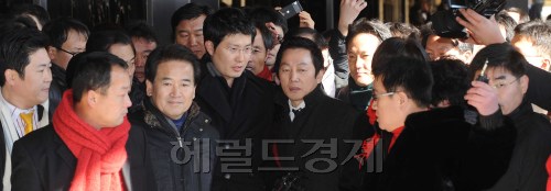 BBK주가조작 사건에대한 허위 사실을 유포한 혐의로 징역 1년형이 확정된 민주당  정봉주 전 국회의원이 박영선의원, 정동영의원등과 함께 26일 오후 서울중앙지검에 출두를 하고 있다.  이상섭 기자. babtong@heraldm.com 2011.12.26\r\nBBK주가조작 사건에대한 허위 사실을 유포한 혐의로 징역 1년형이 확정된 민주당  정봉주 전 국회의원이 박영선의원, 정동영의원등과 함께 26일 오후 서울중앙지검에 출두를 하고 있다.  이상섭 기자. babtong@heraldm.com 2011.12.26