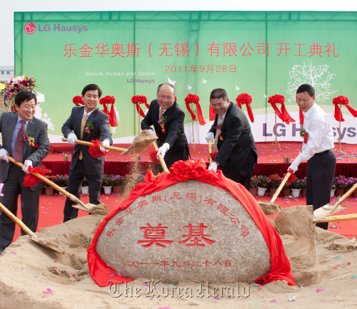 LG Hausys chief executive Han Myeung-ho (center) and other company executives take part in a groundbreaking ceremony with Chinese government officials after the firm announced its plan to build a second manufacturing plant in Wuxi, Jiangsu Province in September.
LG Hausys