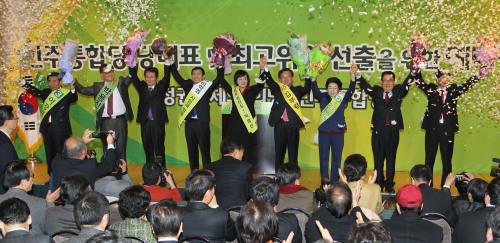 <YONHAP PHOTO-1177> 9인의 기쁨 (서울=연합뉴스) 서명곤 기자 = 26일 오후 서울 서초구 양재동 교육문화회관에서 민주통합당 새 지도부 선출을 위해 열린 예비경선에서 1ㆍ15 전당대회 출마자로 확정된 후보들이 두손을 잡고 포즈를 취하고 있다. 예비경선 개표 결과 박용진 이강래 이인영 문성근 박지원 박영선 한명숙 이학영 김부겸(기호순) 후보가 9위 안에 들어 내달 15일 개최되는 본선전에 출마하게 됐다. 2011.12.26 seephoto@yna.co.kr/2011-12-26 17:45:25/ <저작권자 ⓒ 1980-2011 ㈜연합뉴스. 무단 전재 재배포 금지.>
The nine candidates who will run in the leadership race of the Democratic Unified Party raise hands after being selected out of the 15 preliminary entrants in Seoul on Monday.  Yonhap News