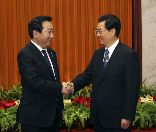 Chinese President Hu Jintao (right) meets with Japanese Prime Minister Yoshihiko Noda in Beijing on Monday.  (Xinhua-Yonhap News)