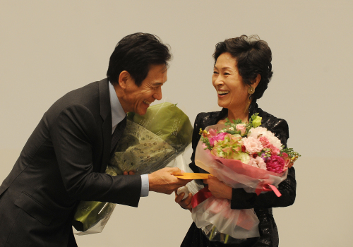 26일 오후 서울 중구 프레스센터 국제회의장에서 신영균예술문화재단 주최로 열린 제1회 '아름다운 예술인상' 시상식에서 배우 김혜자 씨(오른쪽)가 안성기 이사장으로 부터 수상을 하고 있다. <br />이상섭 기자. babtong@heraldm.com 2011.12.26\r\n26일 오후 서울 중구 프레스센터 국제회의장에서 신영균예술문화재단 주최로 열린 제1회 '아름다운 예술인상' 시상식에서 배우 김혜자 씨(오른쪽)가 안성기 이사장으로 부터 수상을 하고 있다. \r\n이상섭 기자. babtong@heraldm.com 2011.12.26